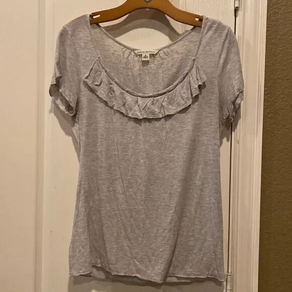 Banana Republic Women’s Short Sleeve Tshirt Ruffle Size Medium VGUC - Picture 1 of 8